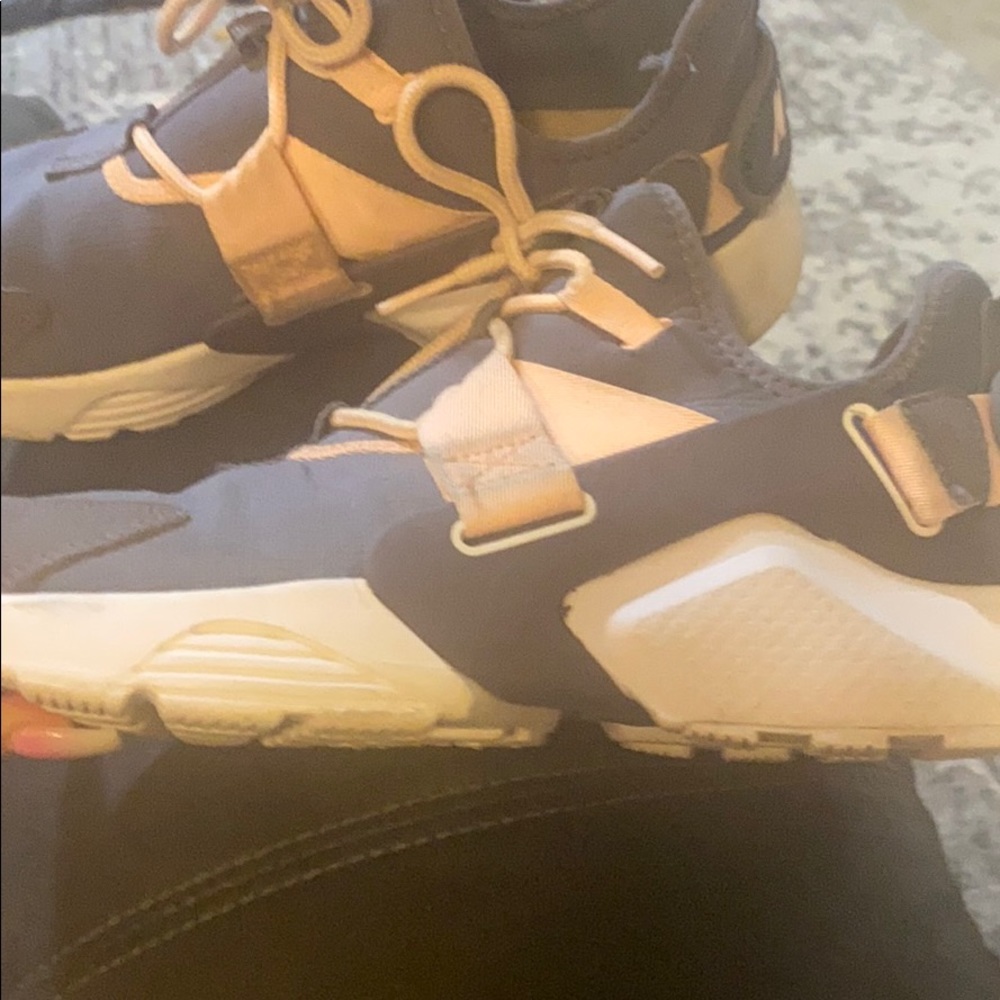 Woman’s huarache size 8.5